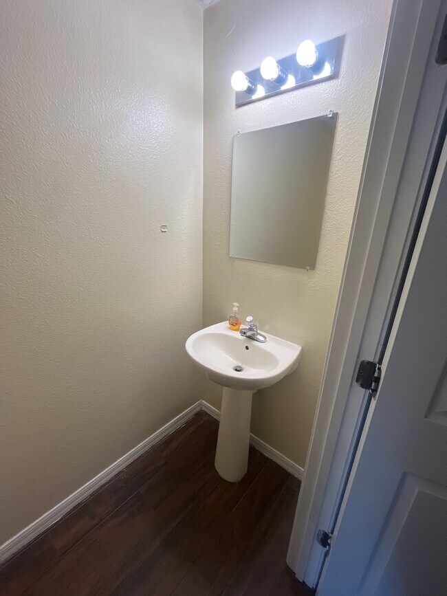 Building Photo - Stylish 2-Bed Modern Home at an Unbeatable...
