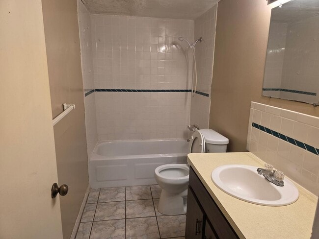 Building Photo - Move-In Ready 2BR/2BA Triplex with Patio & Parking in Prime Location
