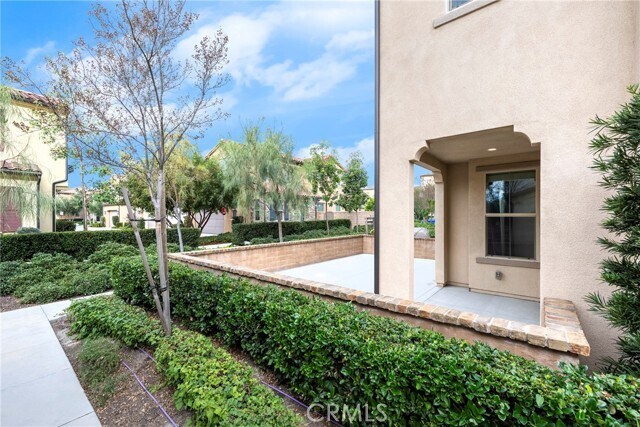 Building Photo - 18 Prominence