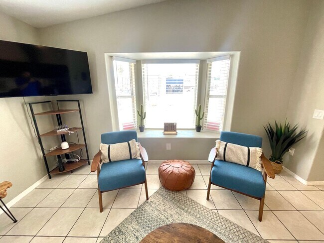 Building Photo - Luxurious Fully Furnished 3 Bedroom Home with Garage!