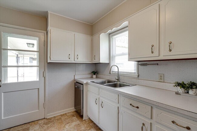 Building Photo - 3 BR 1 BA for Rent - 37415