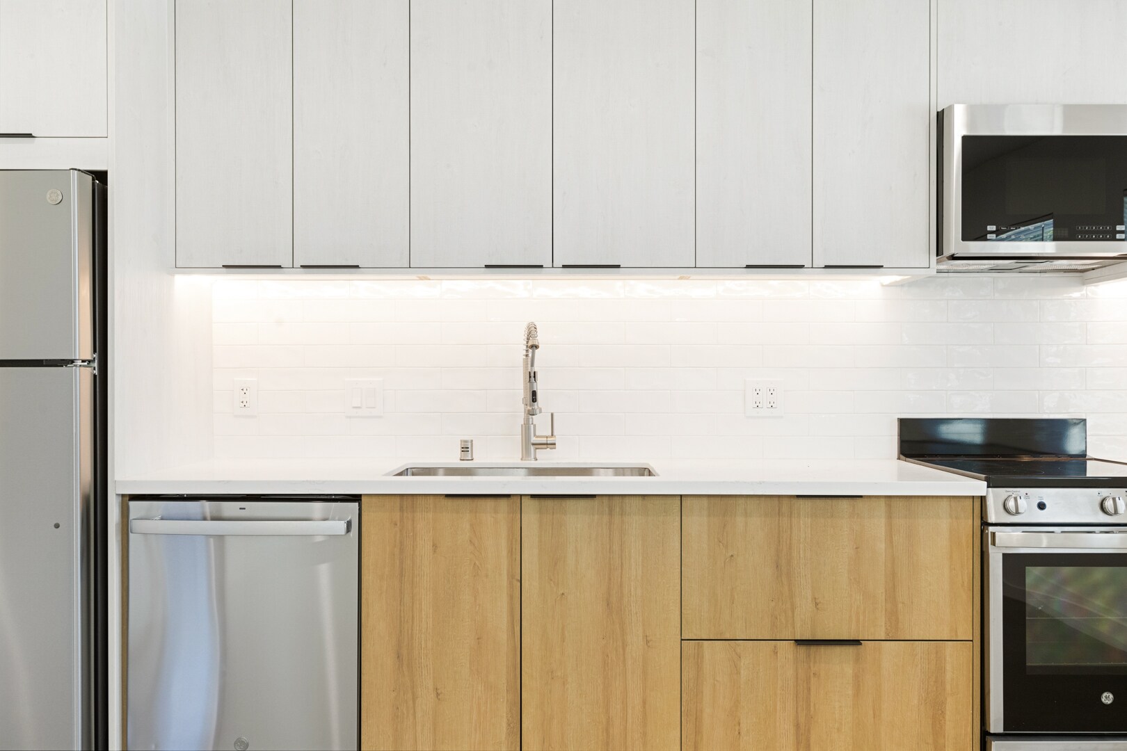 Kitchen cabinets - 23046 Saticoy St