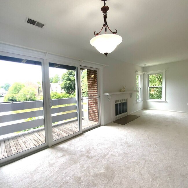 Building Photo - 7594 Lakeside Village Dr