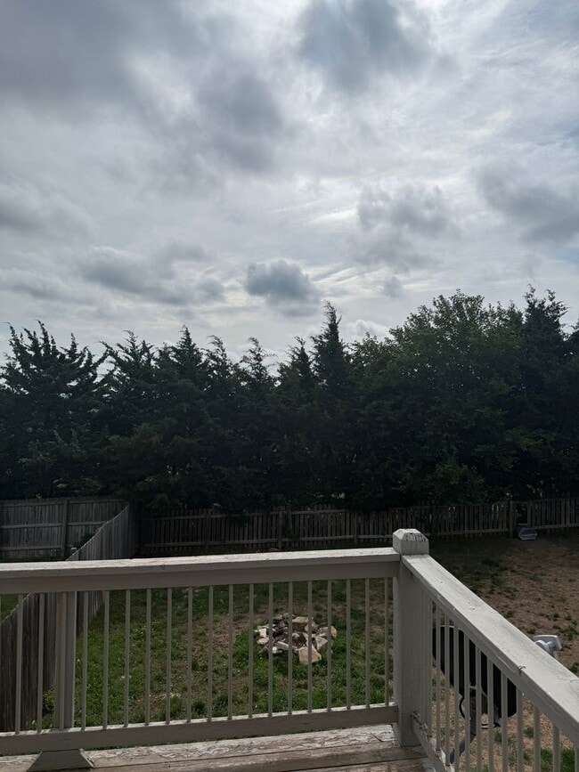 Building Photo - Charming Townhome, Prime Location, Cozy Li...