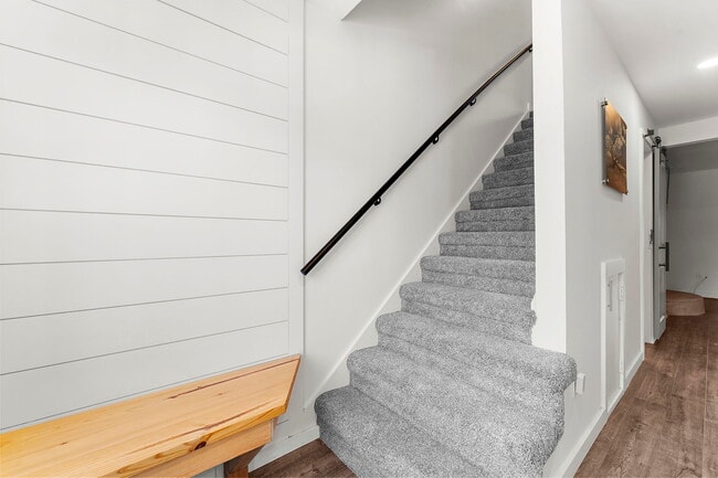 Building Photo - 706 Nora Ln