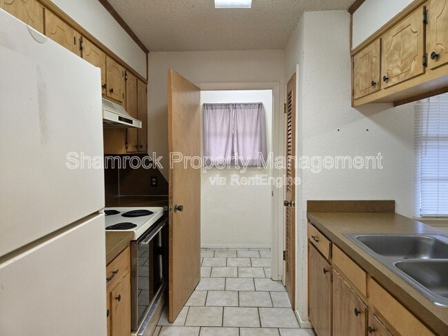 Building Photo - 913 Lancelot Cir