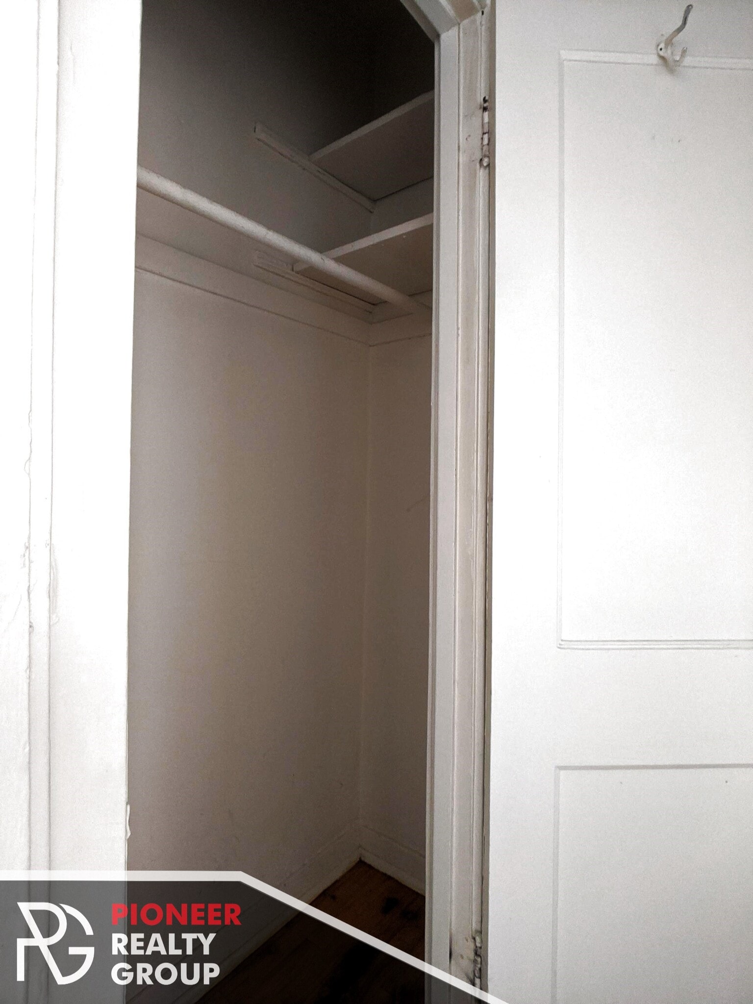 Building Photo - 730 W Roscoe St