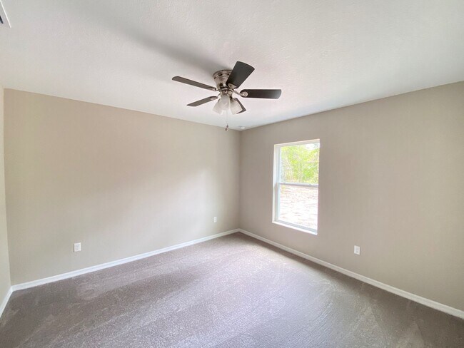 Building Photo - Custom Home - Desirable SE Ocala Neighborhood 3/2/2 **Won't Last**