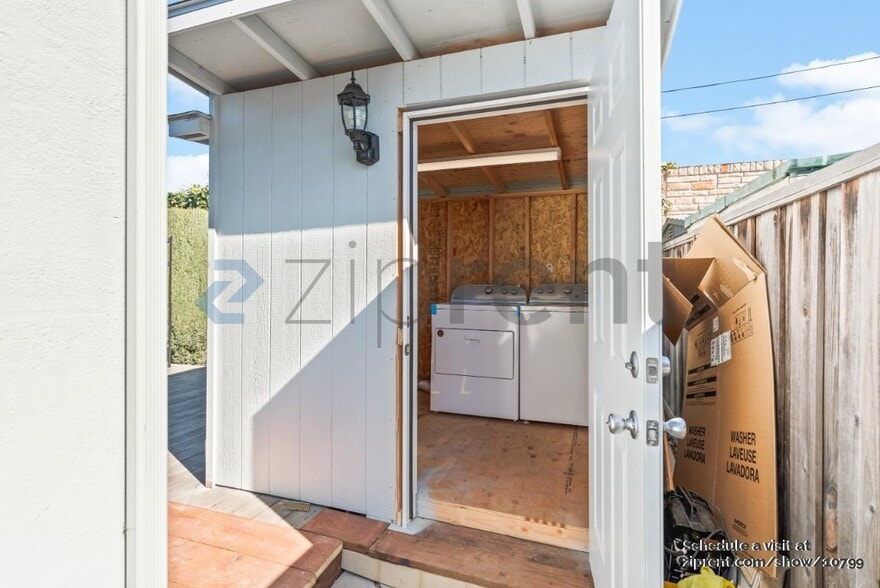 Building Photo - 1729 Laine Ave