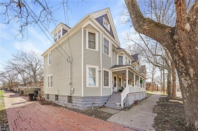 Building Photo - 1301-1303 Castle Ave