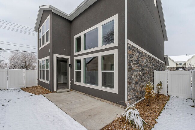 Building Photo - 712 E Zekes Ct