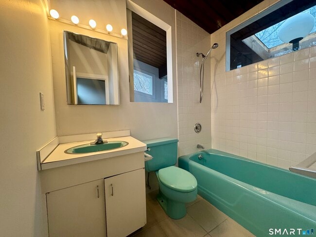 Building Photo - 860 Oakwood Rd