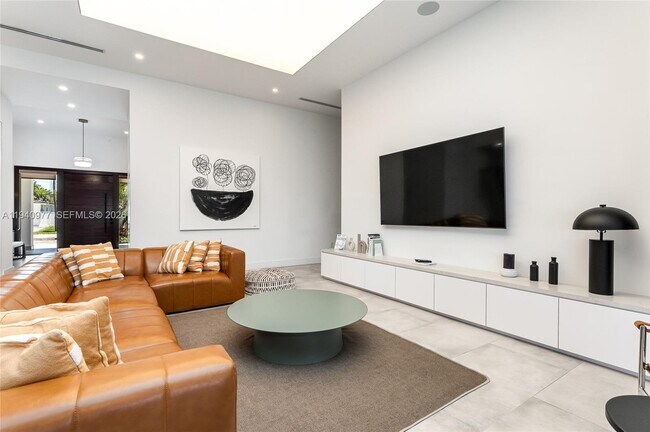 Building Photo - 2560 NE 199th St