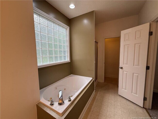Building Photo - 755 Blue Bird Dr