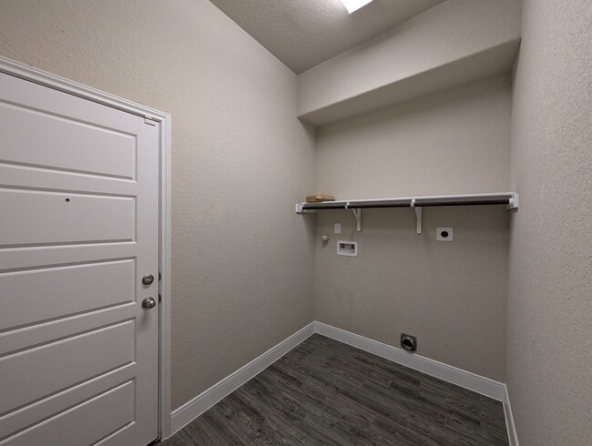 Building Photo - 3/2/2 Duplex / Less than 1 Mile to Gruene / Fridge Included/ Gas Cooking / Covered Patio / CISD