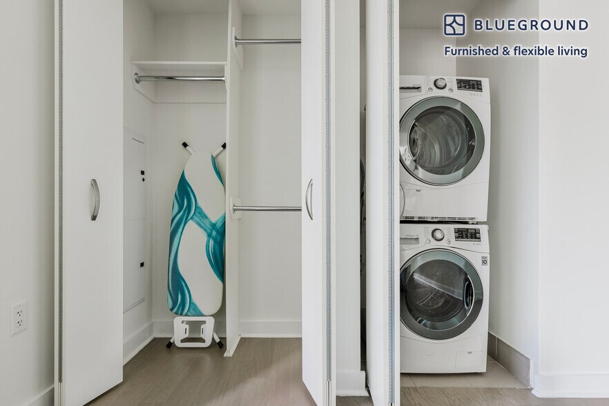 Building Photo - 450 W 42nd St