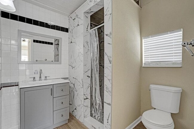 Building Photo - 1205 S Lake Dr