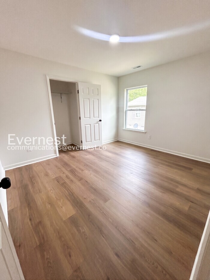 Building Photo - 411 E Torbush St