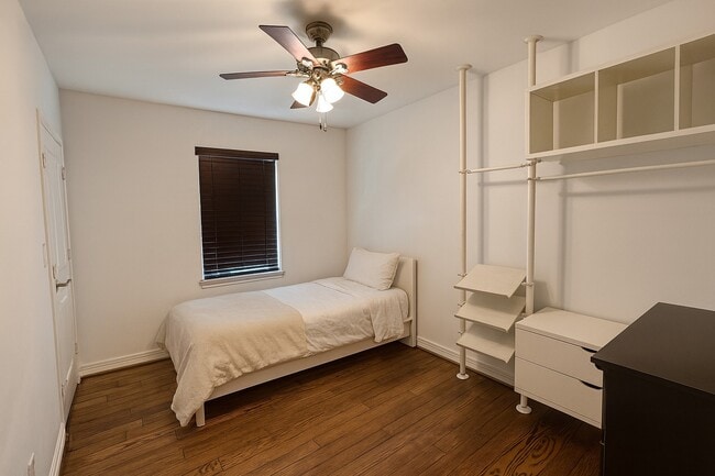 Building Photo - 208 E 38th St