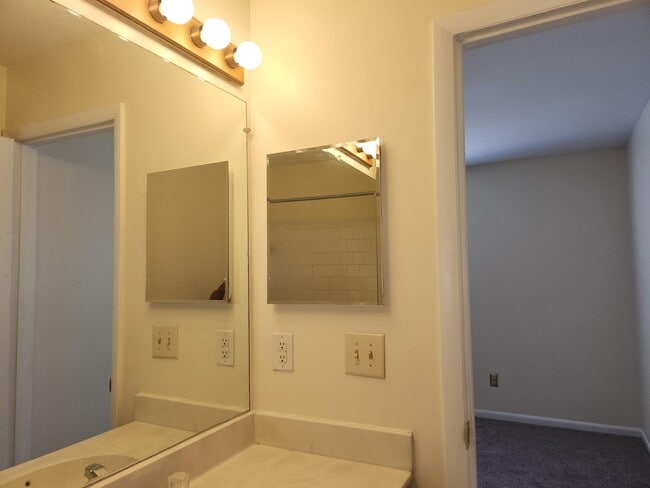 Building Photo - 8212 Londonderry Ct