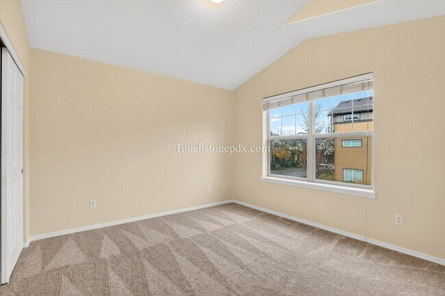 Building Photo - Freshly Updated 3BR Home in Beaverton