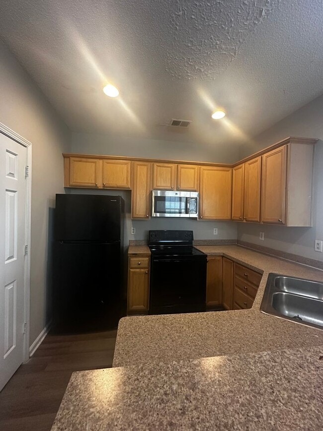 Building Photo - Spacious 3-bedroom, 2.5-bathroom End-unit townhome