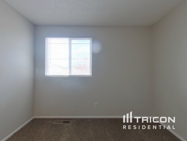 Building Photo - 1676 Round Mountain Cir