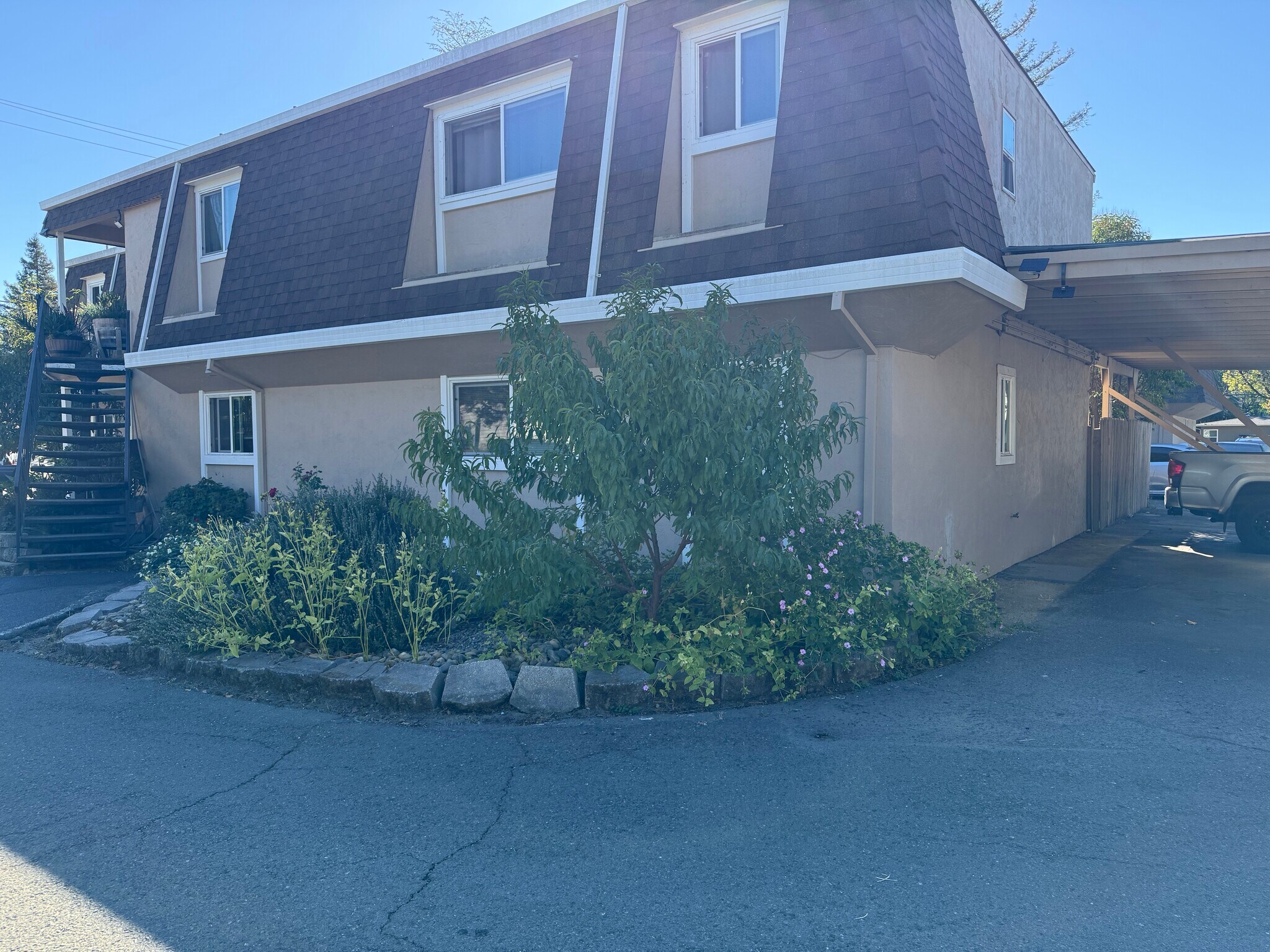 Building Photo - 789 S Freeway Dr