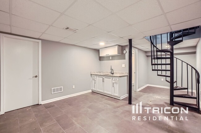 Building Photo - 2241 Wallingford Dr