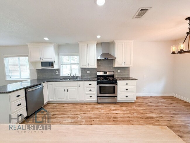 Building Photo - Homes Management - 3bd, 2ba SFH For Rent
