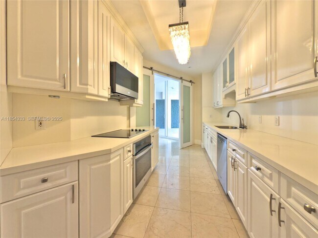 Building Photo - 848 Brickell Key Dr