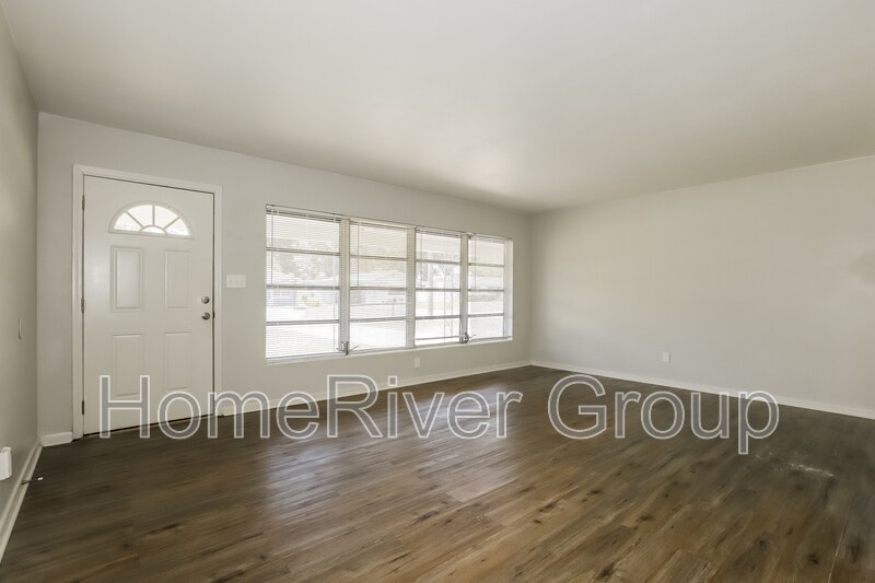 Building Photo - 709 Piedmont Dr SE