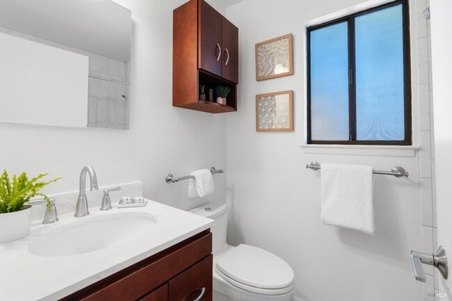 Building Photo - Lovely 2bd/1.5ba Townhome in Heart of San Anselmo