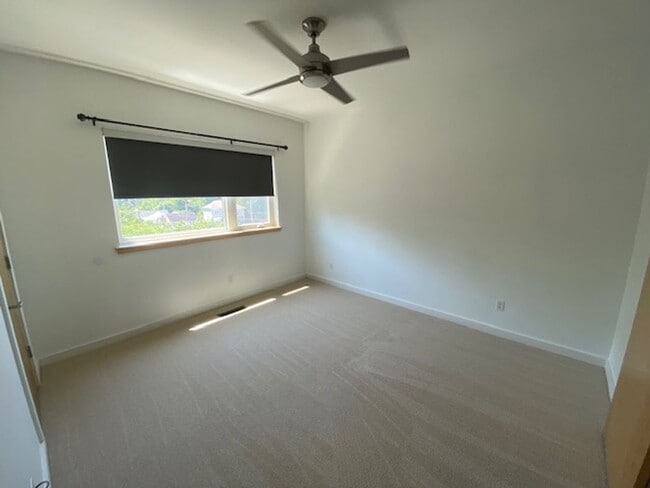 Building Photo - 3 Bedroom Modern Home w/ Excellent Location!