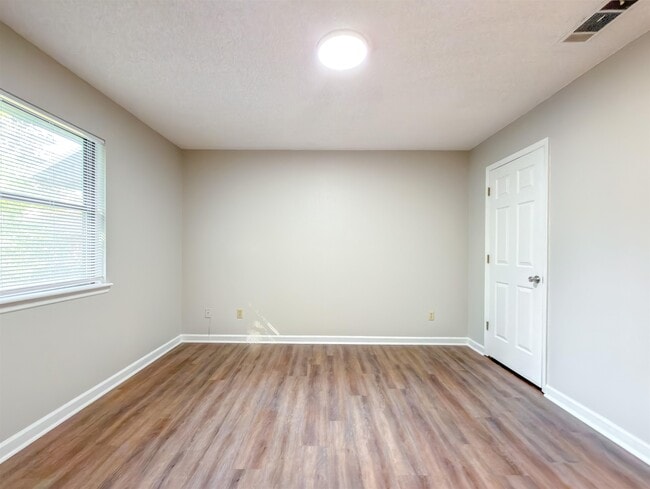 Building Photo - 1556 Twin Lakes Cir