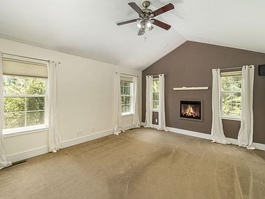 Building Photo - This light filled & charming home in a convenient location!