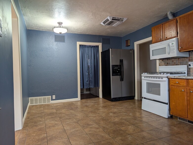 Building Photo - 1658 Childs Ave