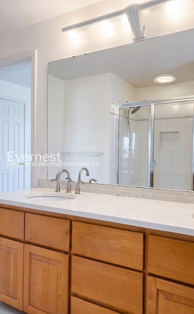 Building Photo - 3 Bed, 2 Bath Home with Garage / Vouchers Accepted / Available Soon!