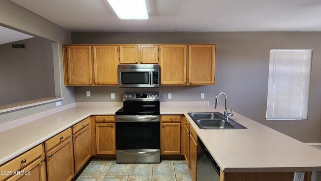 Building Photo - 6126 W Paradise Ln