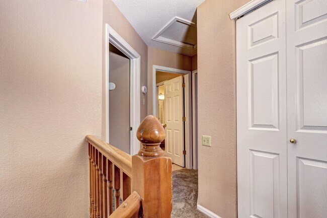 Building Photo - 2bed 2 bath townhome located in the Southp...