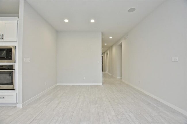 Building Photo - 909 Del Raphael Dr