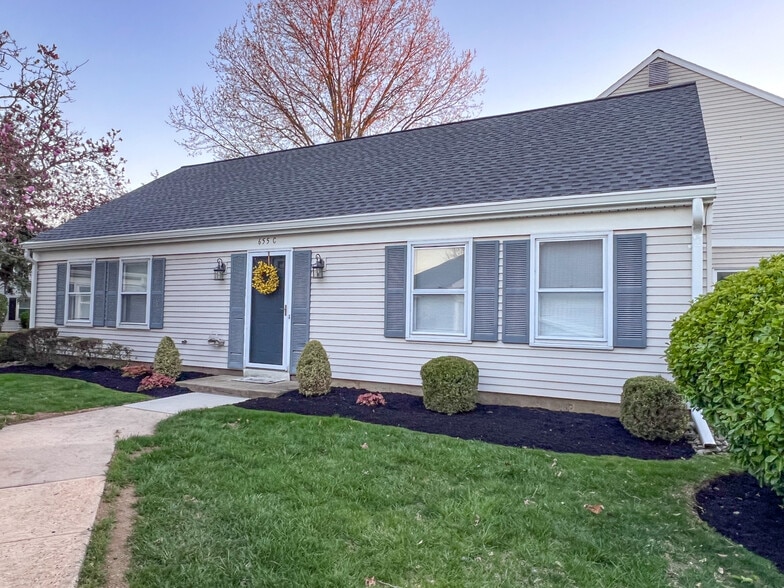 Building Photo - 655C Yale Way