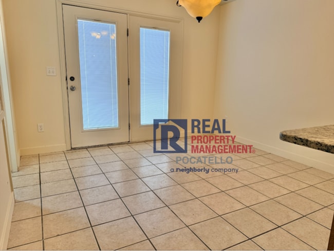 Building Photo - 3 Bed 1.5 Bath townhouse - 1 car garage