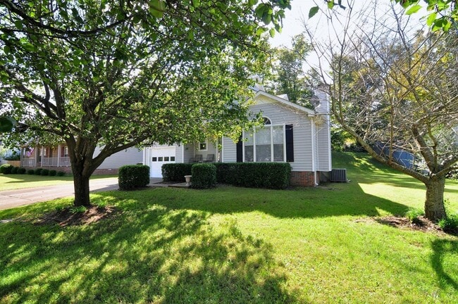 Building Photo - Sweet 3 bed 2.5 ba.  1 car garage in St B