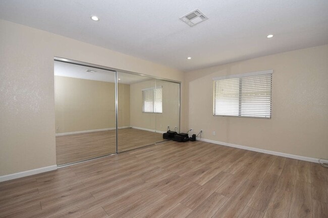 Building Photo - Large 2Bedroom | 2nd Floor | Highly Remodeled