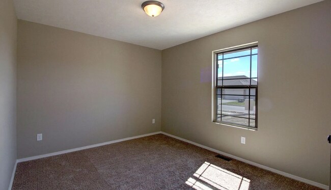 Building Photo - 3 BR Fenced in Home !!