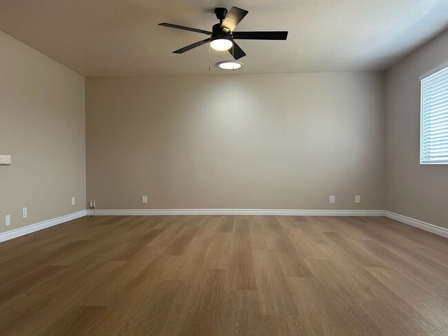 Building Photo - Please call Vaughn Realty, 760-446-6561 to set up an appointment.