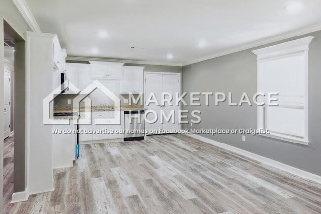 Building Photo - 1402 W 11th St