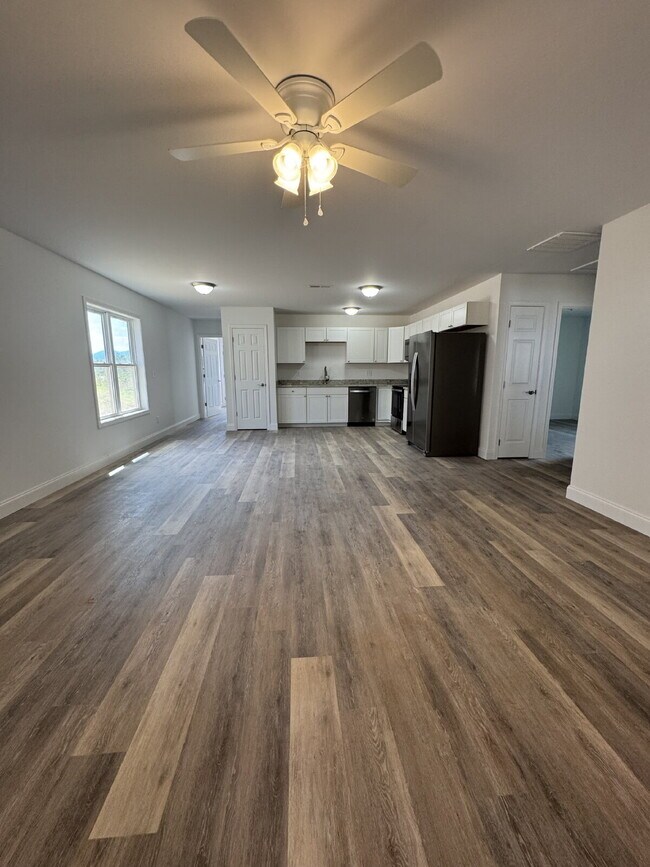 Building Photo - "Charming 3-Bed Haven with Granite Touches in Scenic Mars Hill"