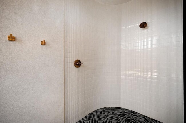 Building Photo - 7809 Woodrow Ave